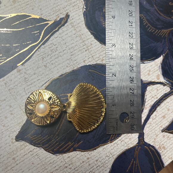Vintage Large Runway 80s AVON Pearl and Gold Shell Mermaid Beach Earrings D2 - Picture 5 of 8